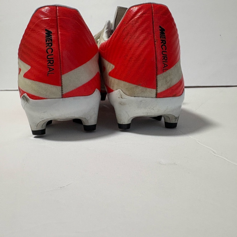 Nike Cream and Black Athletic Cleats - Picture 4 of 7